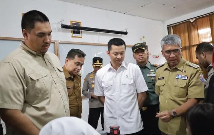 dinas-pendidikan-pj-wali-kota-cimahi-dampingi-menpora-dan-wamenpora-tinjau-realisasi-makan-bergizi-gratis