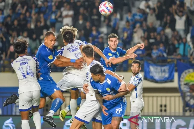 antarafoto-persib-bandung-melawan-psis-semarang-150924-rai-7.jpg