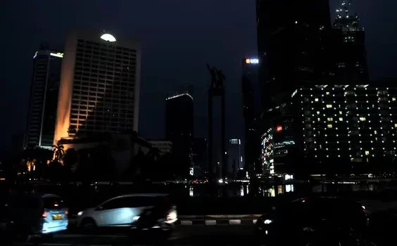 075930100_1564965692-20190804-Ketika-Malam-Tanpa-Listrik-di-Ibu-Kota-1
