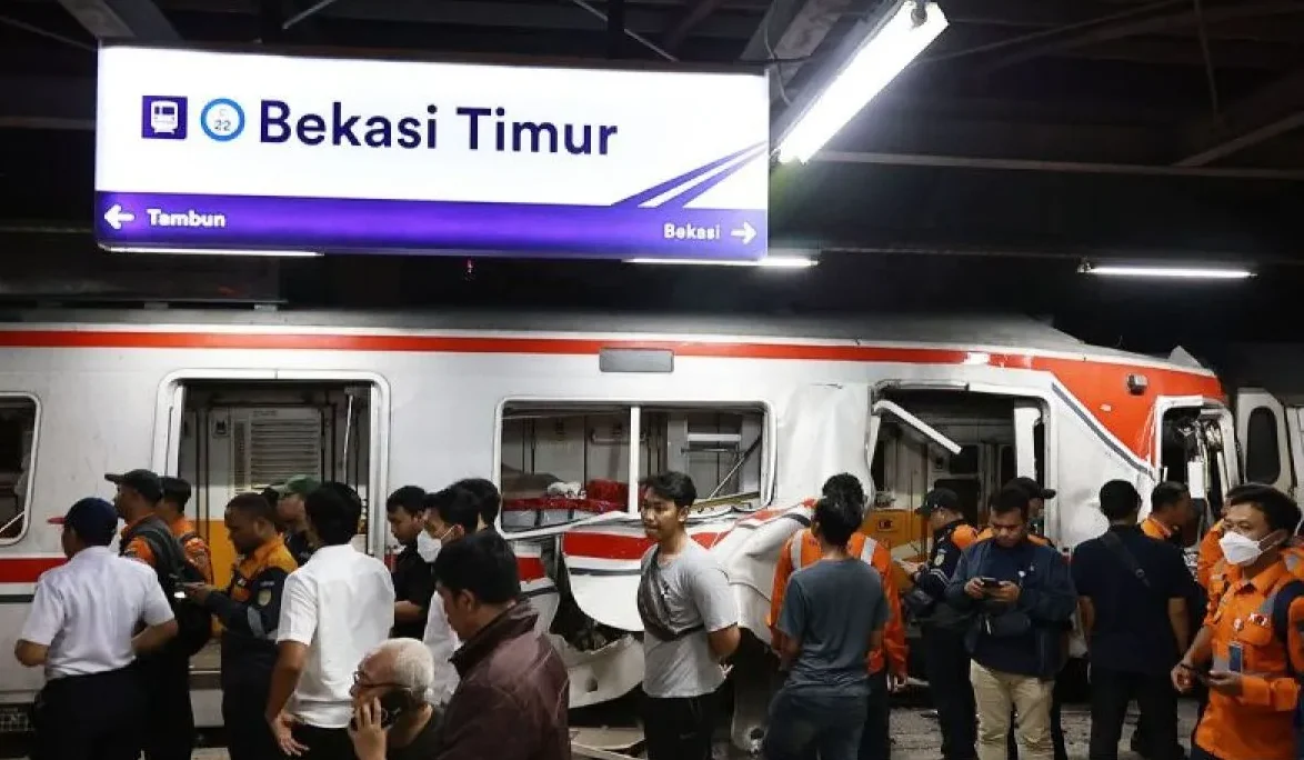 Kecelakaan-Kereta-Api-Di-Bekasi-Timur-270426-dra-11.jpg