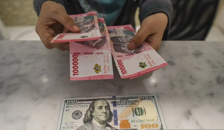 nilai-tukar-rupiah-terhadap-dolar-as-ditutup-menguat-2710226.jpg