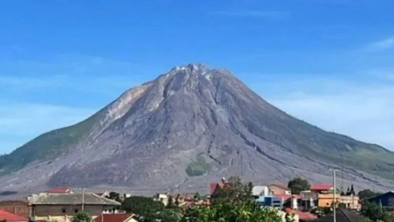 Gunung Sinabung di Kabupaten Karo, Sumatera Utara
