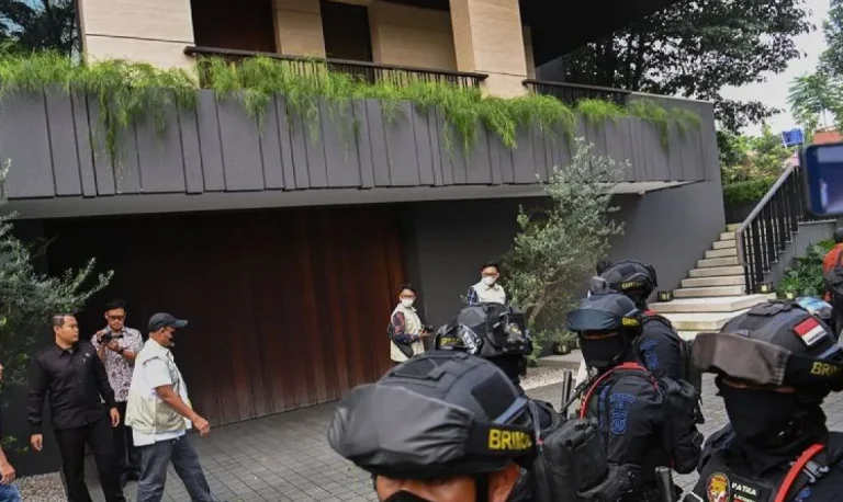 KPK-Geledah-Rumah-Silmy-Karim-050626-IES-2.jpg