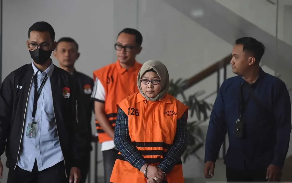 KPK-Tahan-Dua-Tersangka-OTT-Lanjutan-Kasus-Muara-Enim-110626-IES-15.jpg
